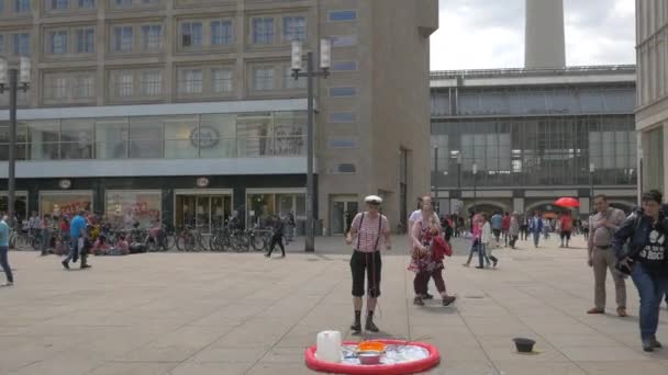 Street Performer Making Soap Bubbles — Stock video