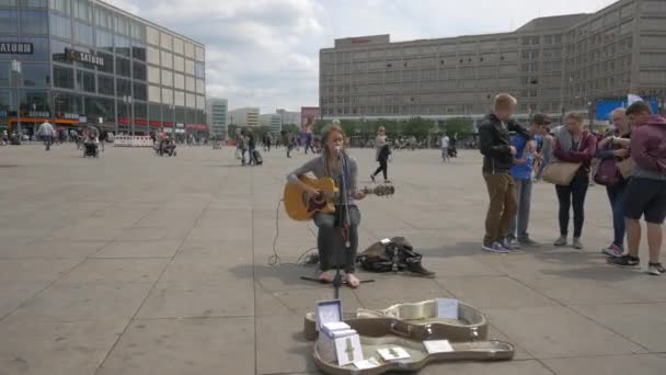 都会の広場で歌を歌う若い女性 — ストック動画