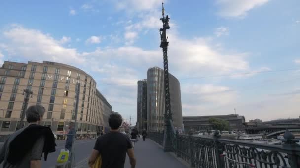 Les Gens Marchent Sur Pont Près Des Bâtiments Modernes — Video