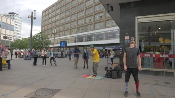 Δύο Άνδρες Που Παίζουν Μια Πλατεία Της Πόλης — Αρχείο Βίντεο