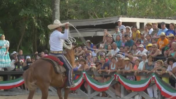 Meksykanin Kręcący Lasso Cancun — Wideo stockowe