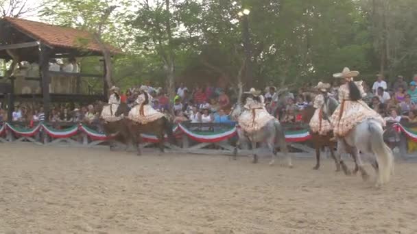 Mexikanska Kvinnor Ridning Hästar — Stockvideo