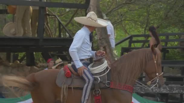 メキシコ人の男が馬に乗って — ストック動画