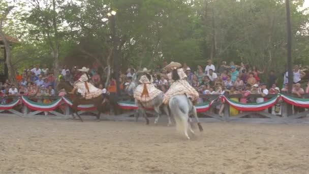 Mexikanische Frauen Auf Pferden — Stockvideo