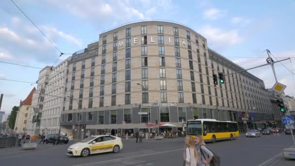 Tráfego Rua Por Edifício Hotel — Vídeo de Stock