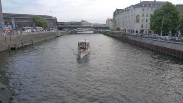 Pequeno Barco Branco Flutuando Rio — Vídeo de Stock