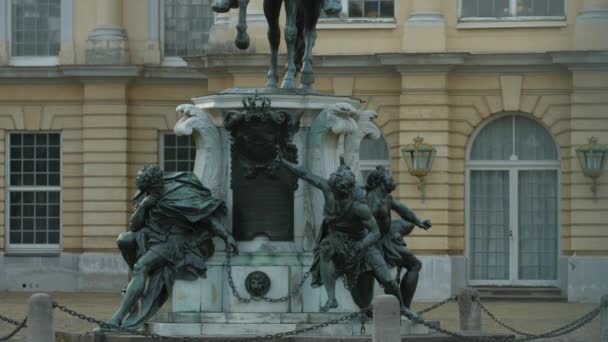 Przechył Posągu Jeździeckiego Jego Piedestał — Wideo stockowe