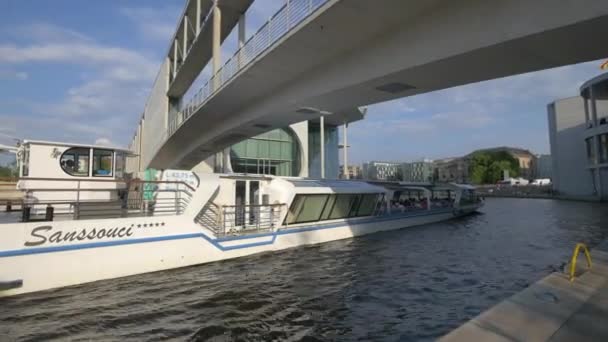 Ein Boot Das Unter Einer Brücke Schwimmt — Stockvideo