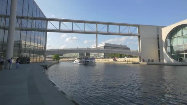 Barco Turismo Flotando Junto Edificio Moderno — Vídeo de stock