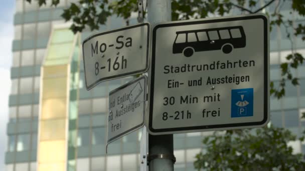 Nahaufnahme Von Straßenschildern — Stockvideo