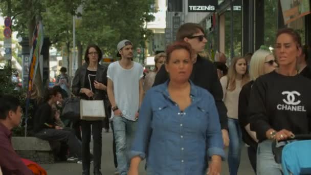 Menschen Gehen Auf Einer Belebten Straße — Stockvideo