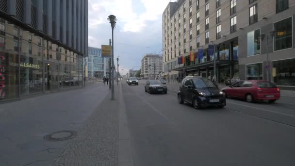 柏林Friedrichstrasse的街道交通 — 图库视频影像