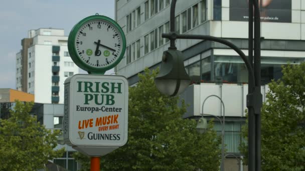 Eine Outdoor Uhr Und Ein Kneipenschild Auf Der Straße — Stockvideo