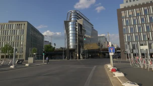 Edificio Esquina Con Una Fachada Vidrio — Vídeos de Stock