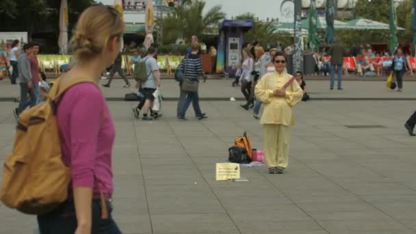 Ein Asiatischer Straßenkünstler Verneigt Sich — Stockvideo