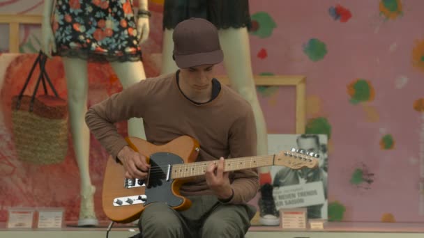 Jeune Homme Jouant Guitare Dans Rue — Video
