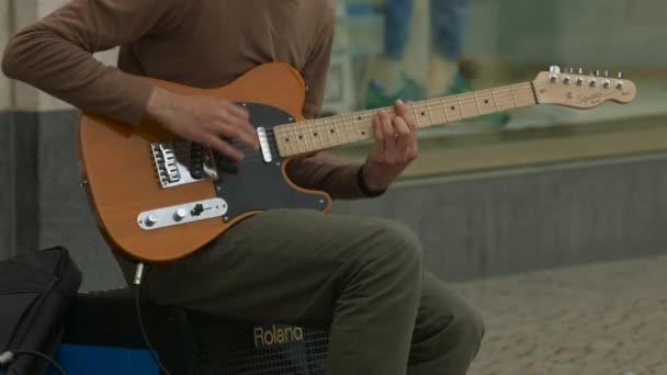 Manos Tocando Una Guitarra Eléctrica — Vídeos de Stock