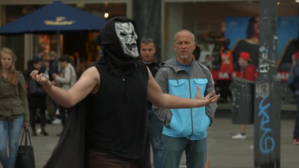Hombre Con Una Máscara Actuando Una Calle — Vídeo de stock