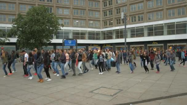 在城市广场跳舞的人 — 图库视频影像