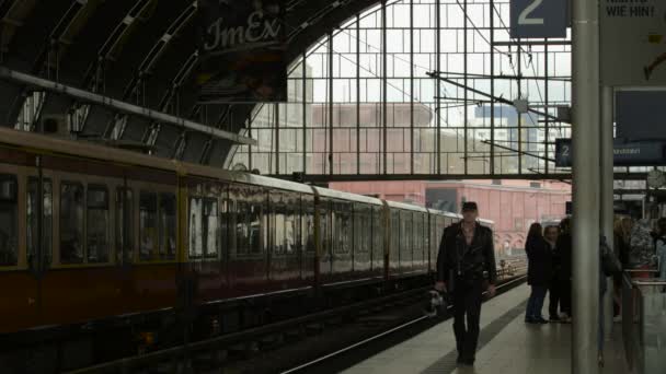 Een Trein Die Het Station Verlaat — Stockvideo