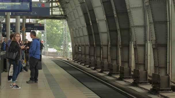 Plattform Och Spår Tågstation — Stockvideo