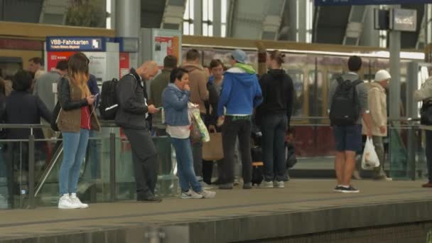 Люди Залізничній Платформі — стокове відео