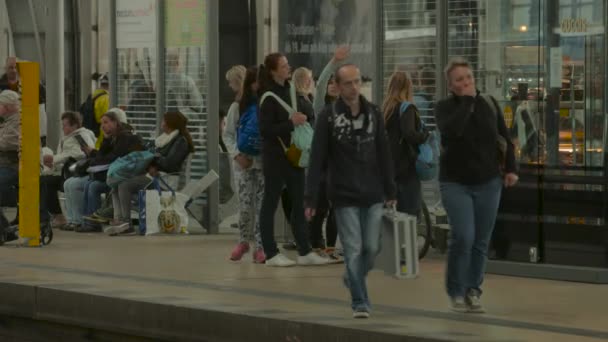 Personas Una Plataforma Estación Tren — Vídeos de Stock