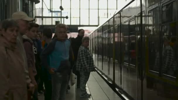 People Getting Train — Vídeos de Stock