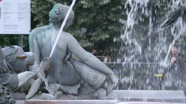 一个在水泉边摆姿势拍照的女人 — 图库视频影像