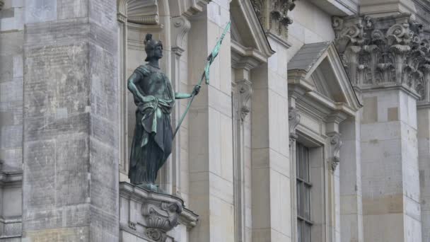 Una Estatua Soldado Una Fachada Del Edificio — Vídeos de Stock