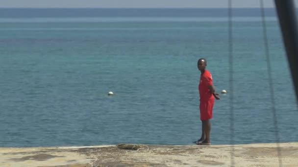 Jamaicas Badevakt Går Stranda – stockvideo