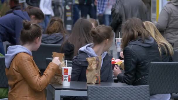 Chicas Comiendo Comida Rápida Una Mesa Aire Libre — Vídeos de Stock