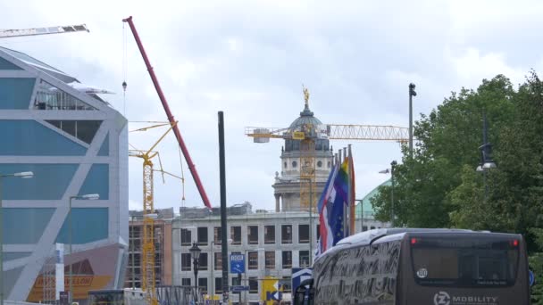 建造中建筑物的起重机及船旗 — 图库视频影像