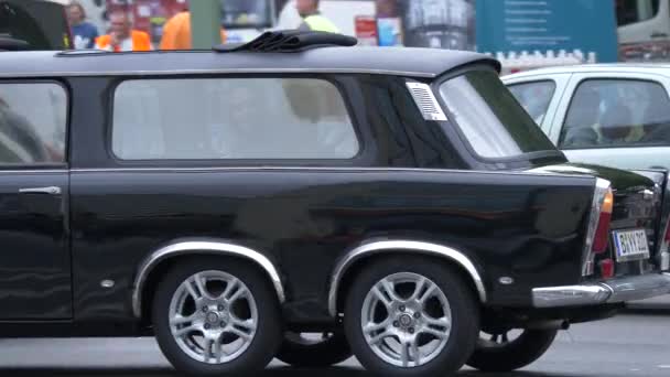 Une Limousine Noire Dans Une Rue — Video