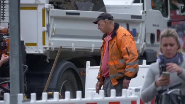 Trabajadores Hablando Una Calle — Vídeo de stock