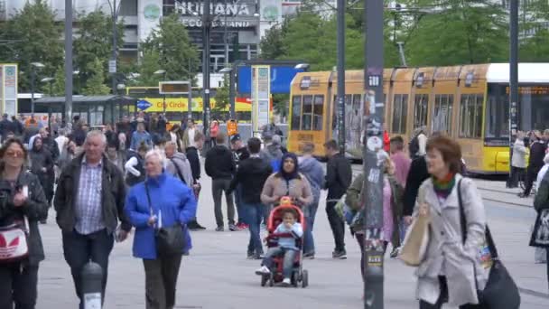 Ένας Πολυσύχναστος Δρόμος Στο Alexanderplatz Βερολίνο — Αρχείο Βίντεο