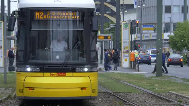 Sarı Bir Tramvay Sağa Dönüyor — Stok video