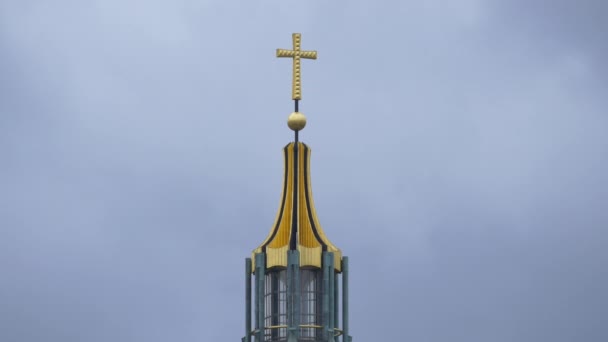 Ein Goldenes Kreuz Auf Einem Turm — Stockvideo