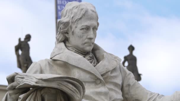Close Van Het Standbeeld Van Wilhelm Von Humboldt — Stockvideo