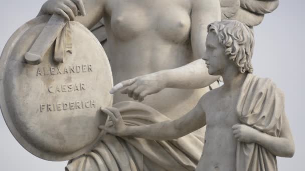 Gros Plan Une Inscription Sur Une Statue — Video