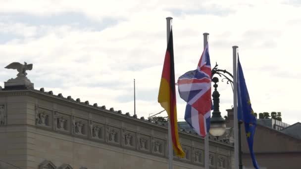 Τρεις Σημαίες Κυματίζουν Κοντά Κτίριο — Αρχείο Βίντεο