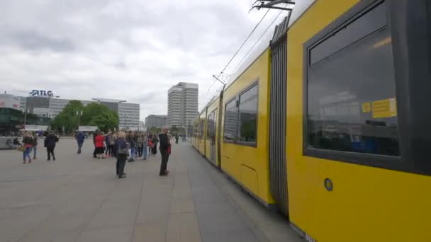Een Tram Door Alexanderplatz Berlijn — Stockvideo