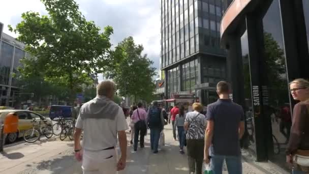 Les Gens Marchant Près Centre Commercial — Video