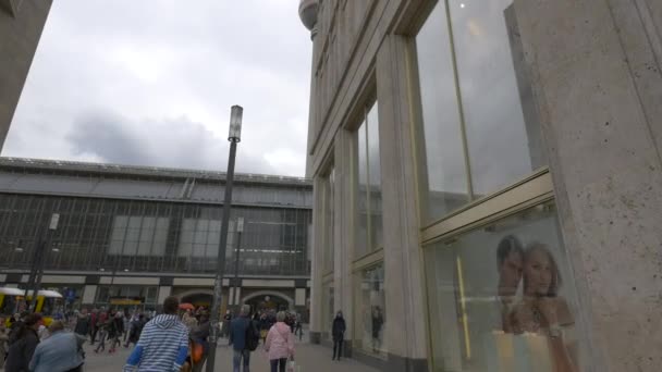 Personas Edificios Alexanderplatz — Vídeos de Stock