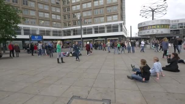 Előadók Berlini Alexanderplatz — Stock videók