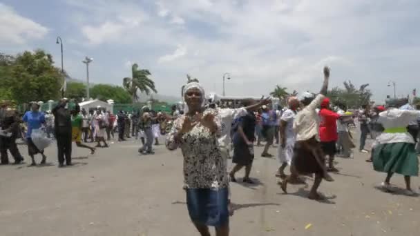 Haitisk Kvinna Dansar Port Prince — Stockvideo