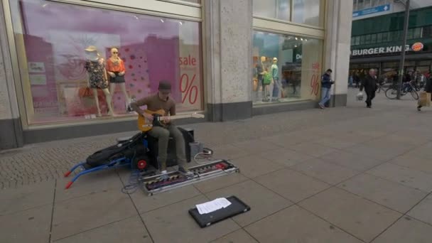 Παίζοντας Κιθάρα Στο Alexanderplatz Βερολίνο — Αρχείο Βίντεο
