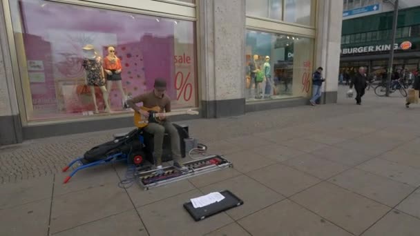 Tocar Guitarra Alexanderplatz Berlin — Vídeos de Stock