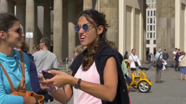 Kvinner Med Solbriller Som Poserer Bilde – stockvideo