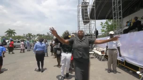 Haitiska Människor Dansar Gatan — Stockvideo